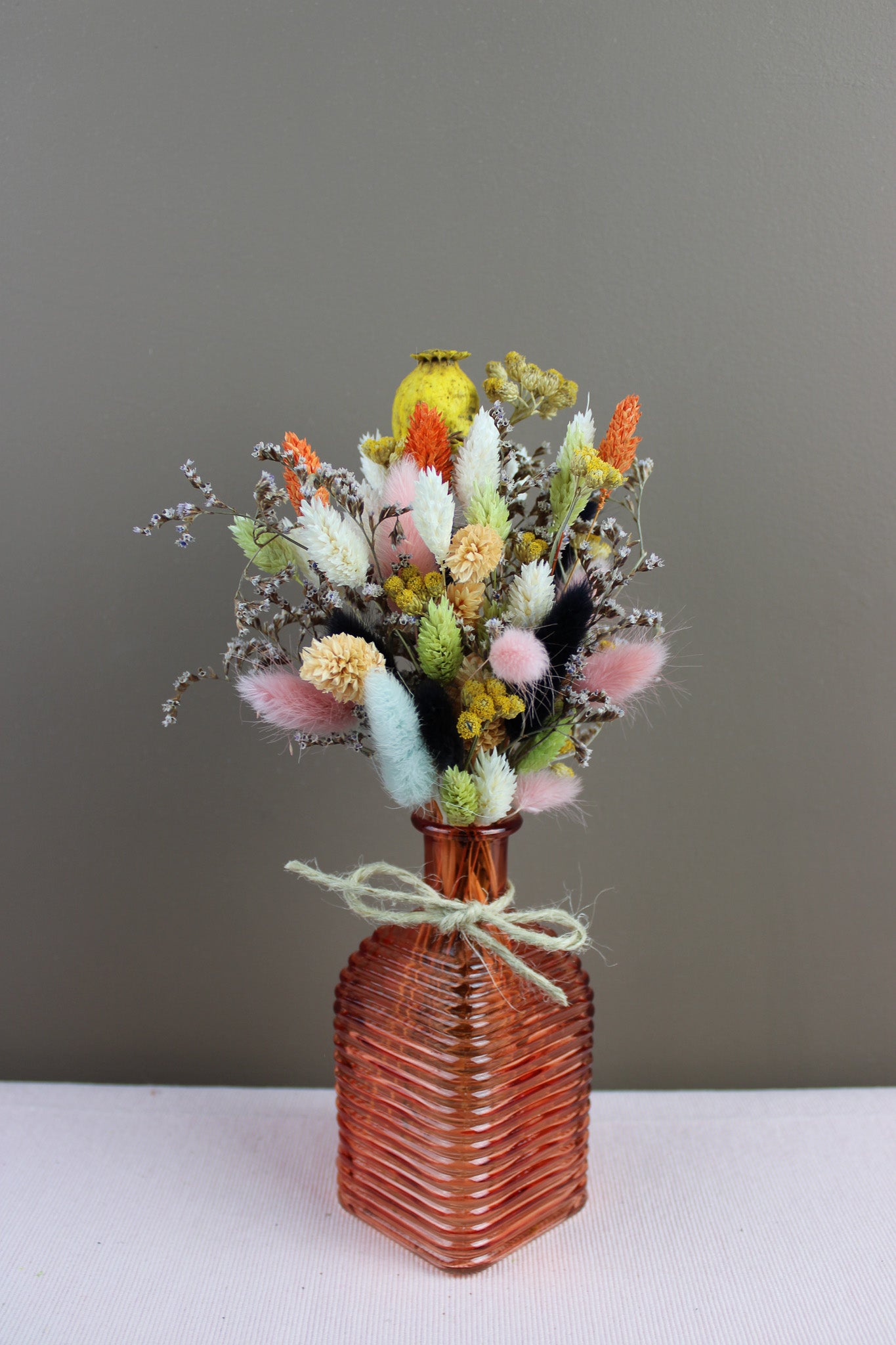 Vaasje "Frieda" gevuld met mooie kleuren droogbloemen